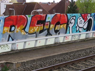829783 Afbeelding van graffiti met de gestileerde tekst RE.G en rechts een Utrechtse kabouter (KBTR), op het ...